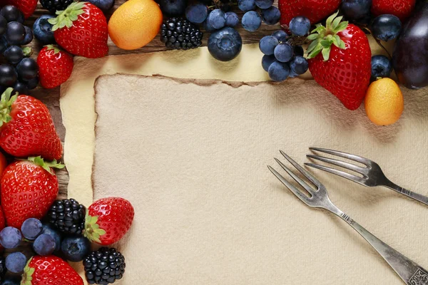 Aardbeien, bosbessen, bramen, druiven en kumquats op — Stockfoto