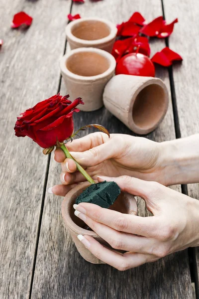 Florist bei der Arbeit: wie man floralen Valentinstag arrangiert — Stockfoto