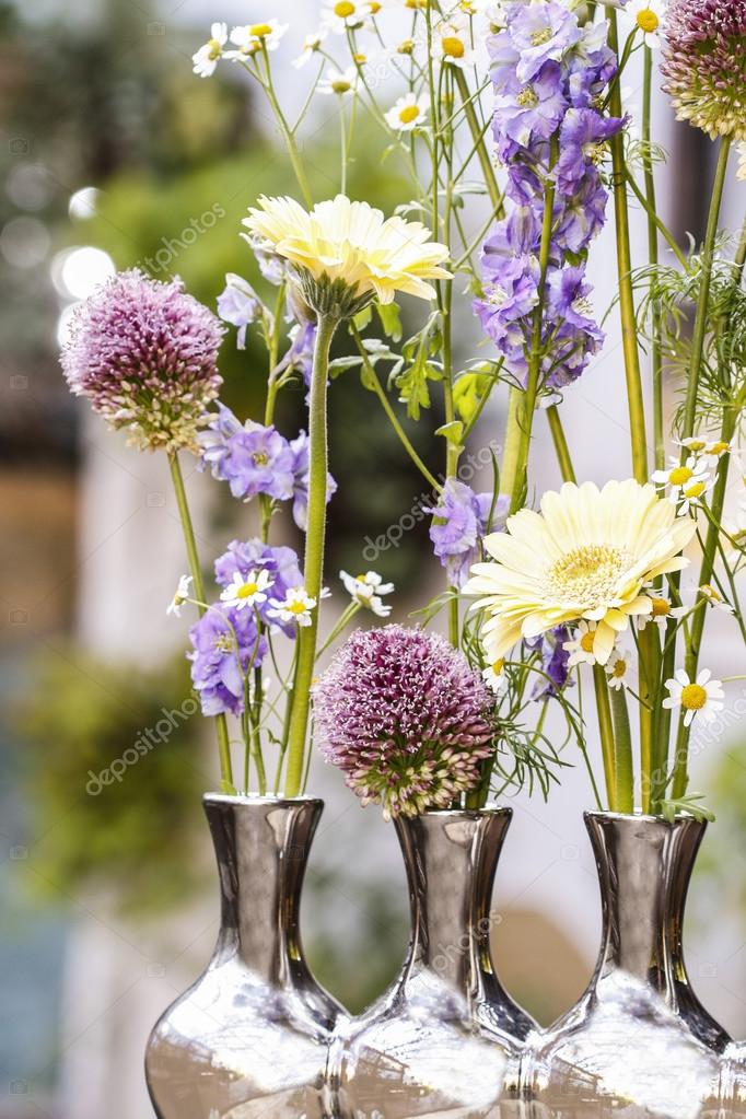 モダンなシルバーの花瓶の花のアレンジメント ストック写真 C Agneskantaruk モダンなシルバーの花瓶の花のアレンジメント ストック写真 C Agneskantaruk