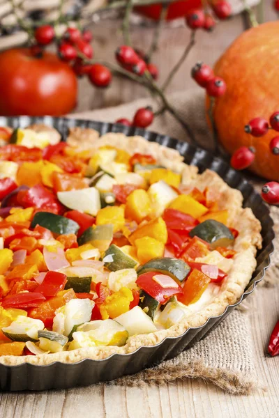 Tart with pumpkin and other vegetables in autumn setting — Stock Photo, Image