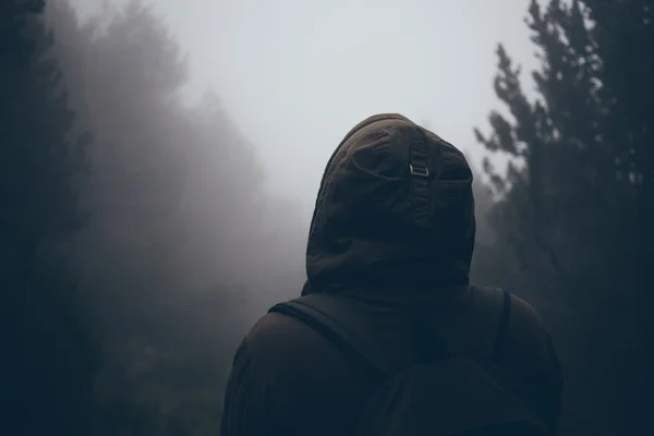 Man loopt in mistig forest. — Stockfoto