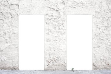 Eski bir beyaz duvar iki dikey boş poster. Sokak reklam panoları ile metin reklam veya promosyon için alan