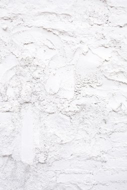 Beyaz beton duvar doku boya ile
