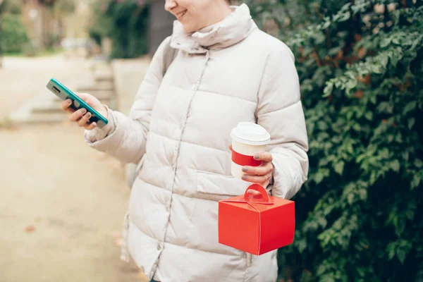 Mujer Está Utilizando Aplicación Pedido Alimentos Calificación Del Servicio Celebración — Foto de Stock