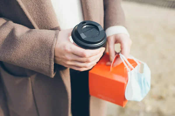 Close Mãos Mulher Segurando Tirar Comida Xícara Café Beber Bebidas — Fotografia de Stock