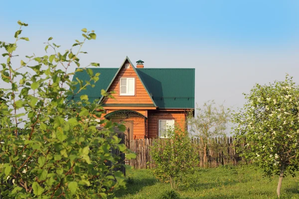 Uma bela casa de campo cercada por vegetação — Fotografia de Stock