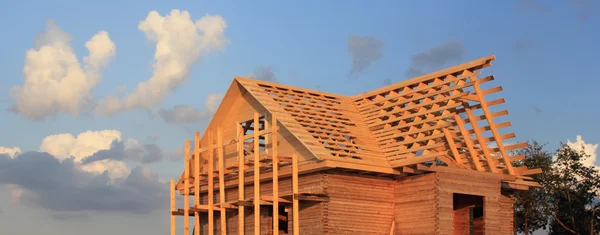 Timber house under constructoin - roof frame — Stock Photo, Image