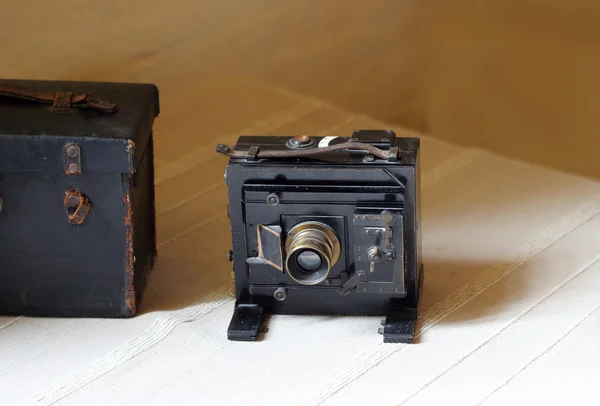 Vintage portable photographic apparatus on the table — Stock Photo, Image