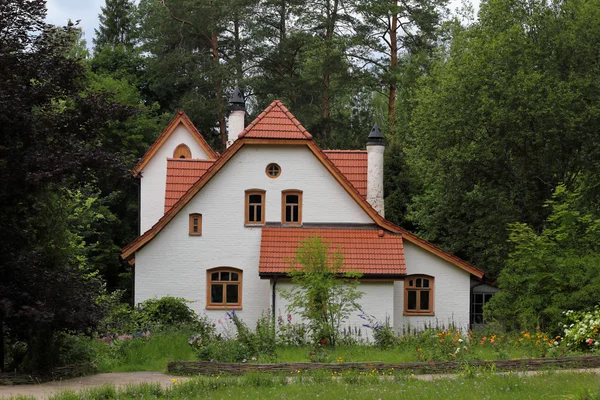 White vintage house in the trees — Stock Photo, Image