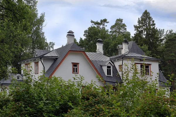 Witte vintage herenhuis in de bomen — Stockfoto