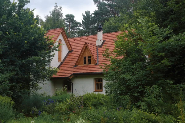 Witte vintage huis in de bomen — Stockfoto