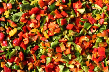 Kırmızı, yeşil ve sarı biber karışımı taze kesilmiş