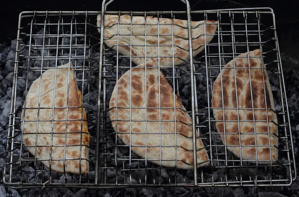 Pão árabe assado pita na grelha — Fotografia de Stock