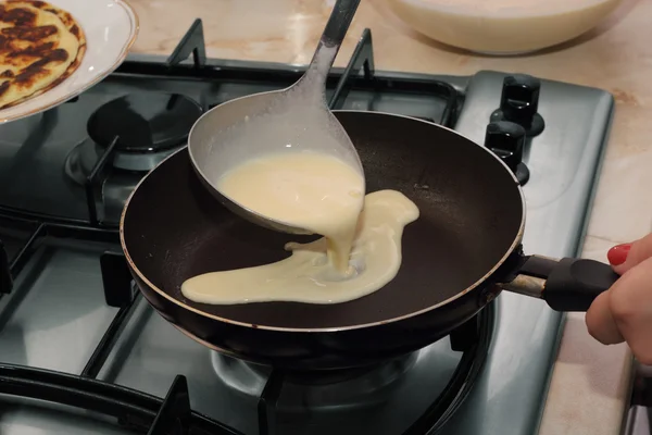 Налить тесто в горячую сковороду на ковше — стоковое фото