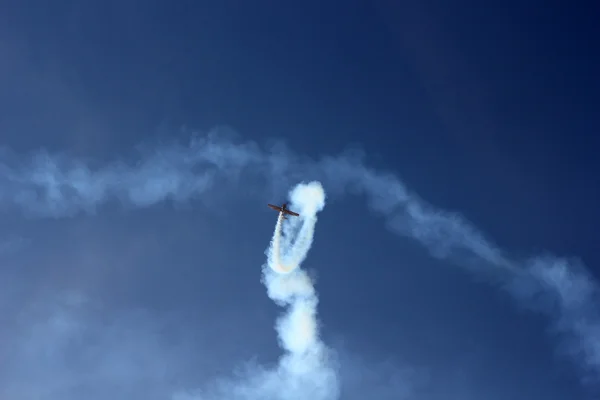 Sporting airplane executing aerobatics manoeuvre — Stock Photo, Image