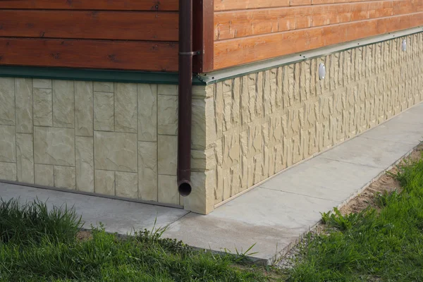 Casa esquina de madera con tubo de drenaje de plástico —  Fotos de Stock