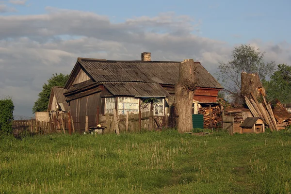 Wretched rickety hovel in the countryside — Stock Photo, Image