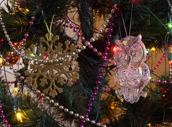 Χριστουγεννιάτικο δέντρο διακοσμήσεις - κουκουβάγια και νιφάδα χιονιού — Φωτογραφία Αρχείου