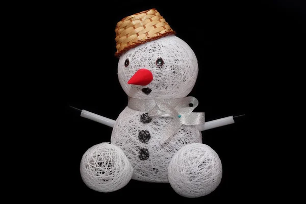 O boneco de neve de brinquedo com a cesta no escuro — Fotografia de Stock
