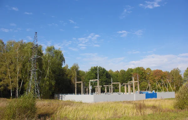 Elektrická rozvodna a linie podpory v lese — Stock fotografie