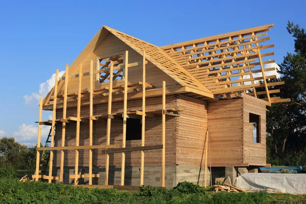 Maison en bois en construction avec charpente de toit — Photo