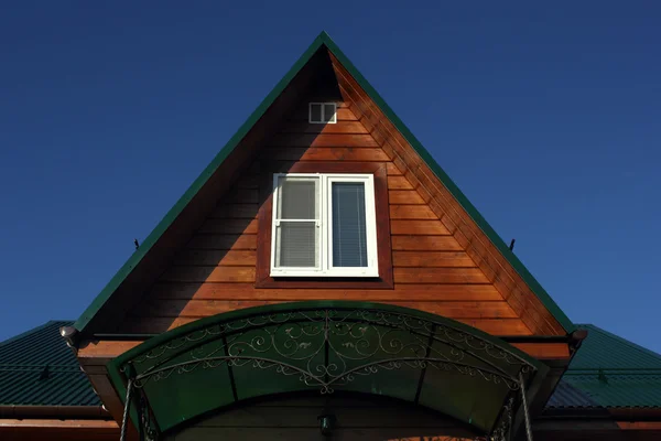 Zielony dach metalowy i biały strychu okna — Zdjęcie stockowe