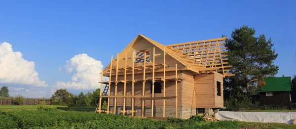 Drewno dom pod constructoin z rama dachu Obrazek Stockowy
