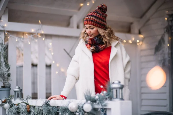 Mulher Vermelho Branco Sentar Luzes Brilhantes Iluminadas Decoradas Brilhante Xmas — Fotografia de Stock