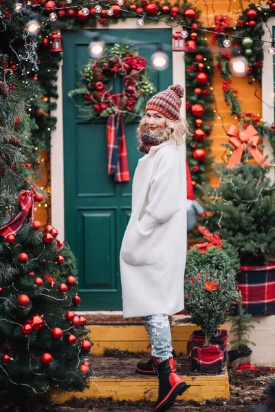 Γυναίκα Λευκό Κοστούμι Αστείο Διακοσμημένο Φωτίζεται Λαμπυρίζουν Φώτα Λαμπερό Χριστουγεννιάτικο — Φωτογραφία Αρχείου