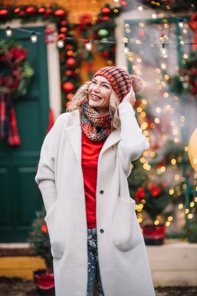 Γυναίκα Λευκό Sute Κόκκινο Πουλόβερ Χαμογελώντας Στη Διακόσμηση Του Νέου — Φωτογραφία Αρχείου