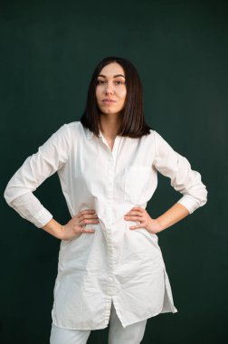 Yeşil arka planda beyaz cüppeli kadınlar