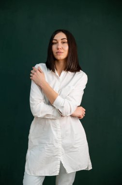 Yeşil arka planda beyaz cüppeli kadınlar