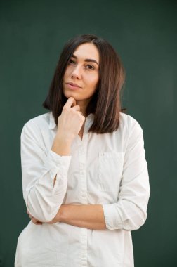 Yeşil arka planda beyaz cüppeli kadınlar