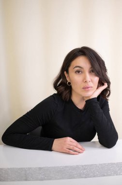 Beyaz arka planda portre beuty kadınları