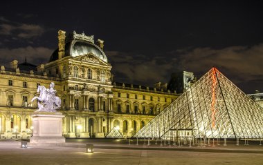 Paris'te Louvre Müzesinin gece görünümü.