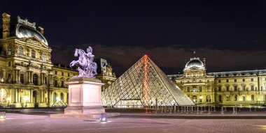 Paris'te Louvre Müzesinin gece görünümü.