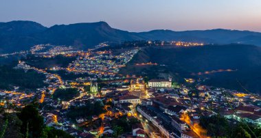 Seyahat yapılacaklar listesi. Ouro Preto, Brezilya. Minas Gerais 'deki tarihi şehrin muhteşem panoramik manzarası.