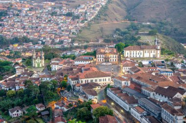 Seyahat yapılacaklar listesi. Ouro Preto, Brezilya. Gün batımında tarihi şehrin panoramik görüntüsü.