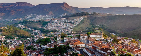 Seyahat yapılacaklar listesi. Ouro Preto, Brezilya. Gün batımında tarihi şehrin panoramik görüntüsü.