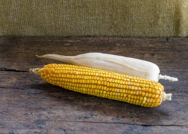 Mısır koçanı ahşap arka plan üzerinde demet.