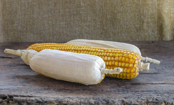 Bunch of corn cobs on a wooden background. — Stock Photo, Image