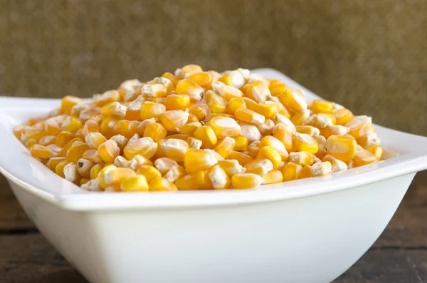 Golden corn grain in the bowl. Shallow depth of field. — Stock Photo, Image