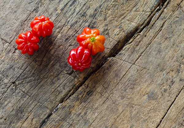 Tropikal meyve Pitanga, denilen Brezilya kiraz, Surinam kiraz, Cayenne woodem backgraund kirazlı. Sığ derinlik-in tarla.