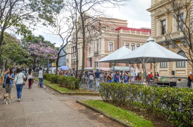Belo Horizonte, Brezilya-05 Temmuz 2015. Geleneksel yiyecek ve içecek Gastronomi hafta üzerinde Özgürlük Meydanı Belo Horizonte, Brezilya Minas Gerais 05 Temmuz 2015 tarihinde.