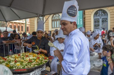 Belo Horizonte, Brezilya-05 Temmuz 2015. Geleneksel yiyecek ve içecek Gastronomi hafta üzerinde Özgürlük Meydanı Belo Horizonte, Brezilya Minas Gerais 05 Temmuz 2015 tarihinde.