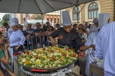 Belo Horizonte, Brezilya-05 Temmuz 2015. Geleneksel yiyecek ve içecek Gastronomi hafta üzerinde Özgürlük Meydanı Belo Horizonte, Brezilya Minas Gerais 05 Temmuz 2015 tarihinde.