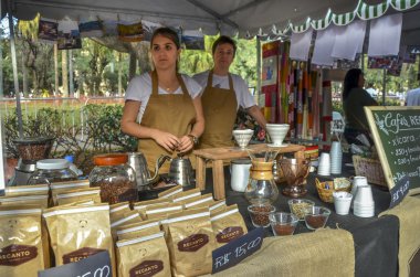 Belo Horizonte, Brezilya-05 Temmuz 2015. Geleneksel yiyecek ve içecek Gastronomi hafta üzerinde Özgürlük Meydanı Belo Horizonte, Brezilya Minas Gerais 05 Temmuz 2015 tarihinde.