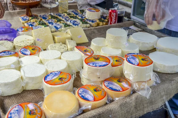 BELO HORIZONTE, BRASIL-JULHO 05, 2015. Alimentos e bebidas tradicionais na SEMANA DE GASTRONOMIA na Praça da Liberdade em Belo Horizonte, Brasil Minas Gerais em 05 de julho de 2015 . — Fotografia de Stock