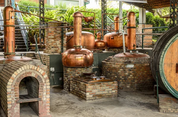 Vale Verde, Betim, Brezilya. Cachaça üretimi için donatım.
