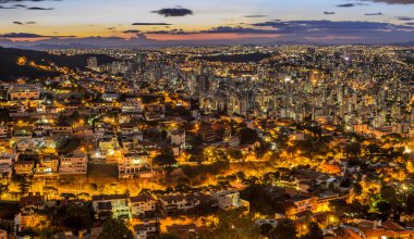 Belo Horizonte görünümünü güneş battıktan sonra.